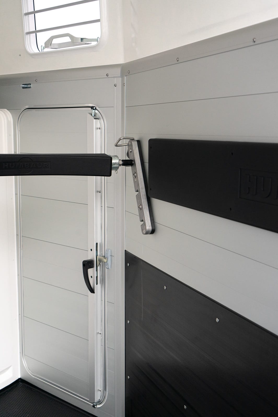 Humbaur Xanthos Aero 2400 mit Sattelkammer sofort verfügbar