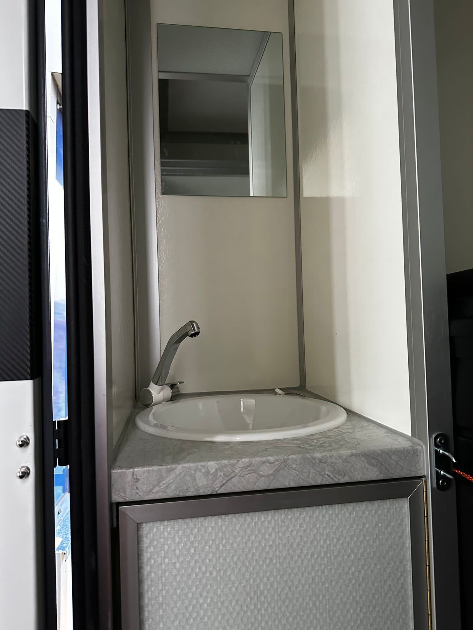 Hagstedt Stablehopper XXL mit Airbag im Pferdeabteil