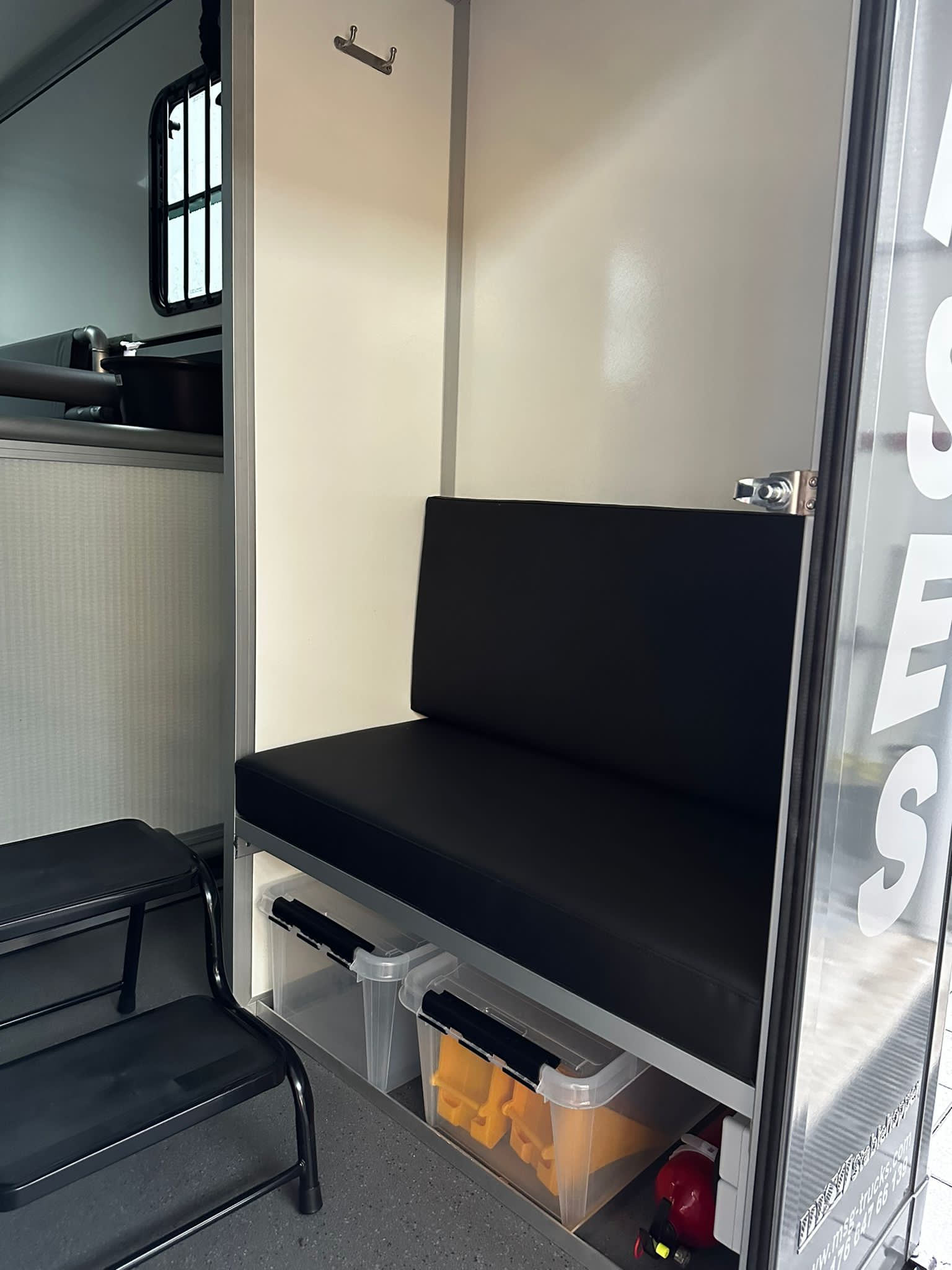 Hagstedt Stablehopper XXL mit Airbag im Pferdeabteil