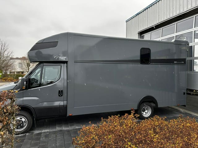 Hagstedt Stablehopper XXL mit Airbag im Pferdeabteil